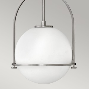 Lampa wisząca Somerset Elstead Lighting z opalowym kloszem i niklowanym wykończeniem.