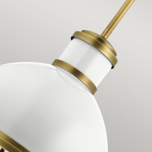 Lampa wisząca Tollis Elstead Lighting z żebrowanym białym szkłem i elementami z naturalnego mosiądzu.