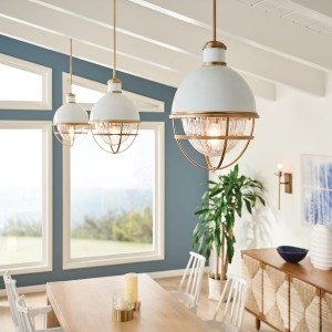 Lampa wisząca Tollis Elstead Lighting 1xE27 40W z żebrowanym szkłem i mosiężnymi elementami nad stołem w jadalni.