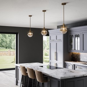 Lampa wisząca Triocent Elstead Lighting 1xE27 60W nad wyspą kuchenną, stal i szkło z bąbelkami powietrza, naturalny mosiądz.