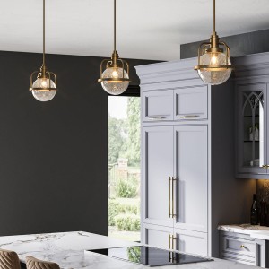 Lampa wisząca Triocent Elstead Lighting w kuchni.
