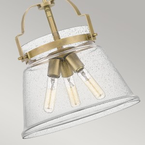 Lampa wisząca Wimberley Elstead Lighting z trzema żarówkami w kloszu z bąbelkami powietrza.