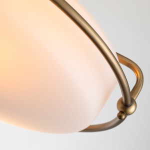 Lampa sufitowa plafon Griffin Elstead Lighting 3xE27 60 W stal szkło opalowe wyblakły mosiądz z bliska.