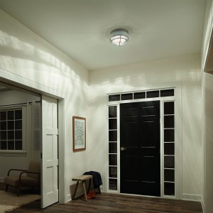 Lampa sufitowa plafon Tollis Elstead Lighting w przedpokoju.
