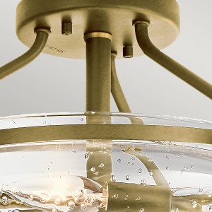 Lampa sufitowa plafon Belle Elstead Lighting 3xE14 40W z mosiężnym wykończeniem i szklanym kloszem z bąbelkami powietrza.