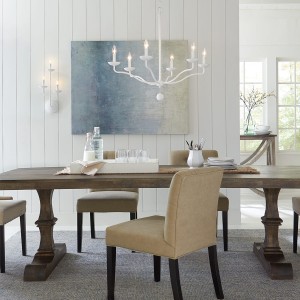 Lampa wisząca Annie Elstead Lighting nad stołem w jadalni.