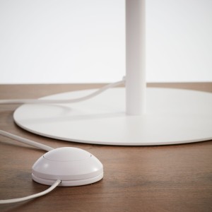 Lampa stojąca LINOBIANCO TK Lighting 1xE27 Metal Biały stojąca na drewnianym stole.