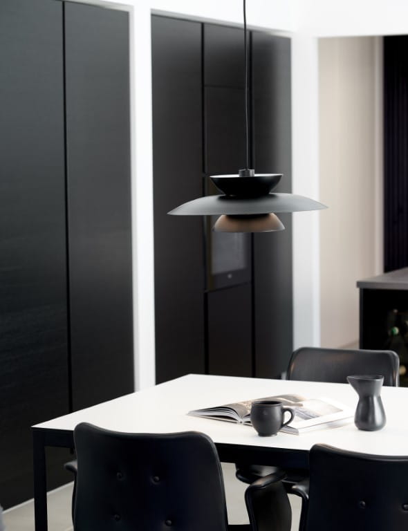 Lampa wisząca CARMEN Nordlux 1xE27 40W nad stołem w nowoczesnej kuchni.