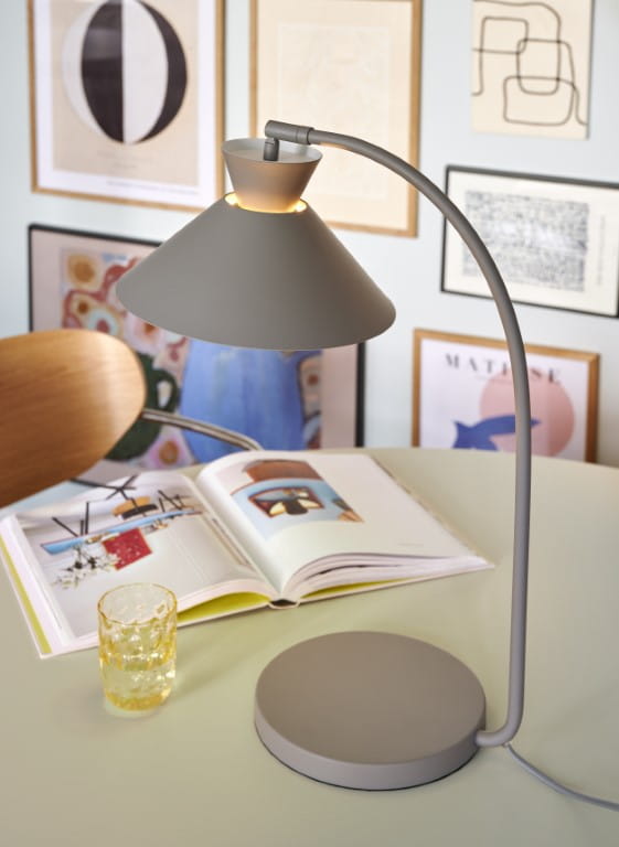 Lampa stołowa DIAL Nordlux 1xE27 40W Metal Szary na biurku z otwartą książką i szklanką.