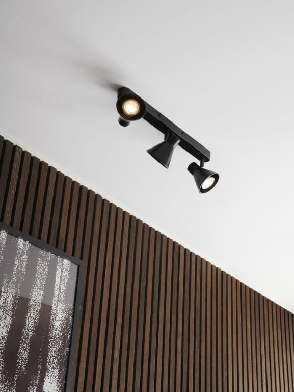 Lampa sufitowa EIK Nordlux 3xGU10 35W Metal Czarny na białym suficie.