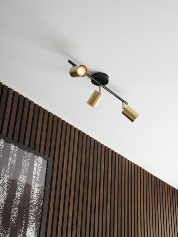 Lampa sufitowa EXPLORE Nordlux 3xGU10 7W Metal Mosiądz zamontowana na suficie w nowoczesnym wnętrzu.