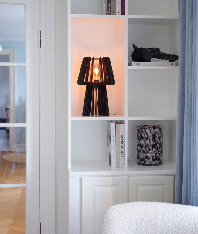 Lampa stołowa GROA Nordlux 1xE27 40W Drzewo Czarny na białej półce.
