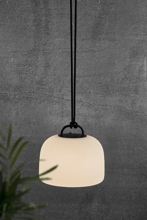 Lampa na baterie KETTLE Nordlux 1xLED Tworzywo sztuczne Biały - wisząca na tle betonowej ściany.