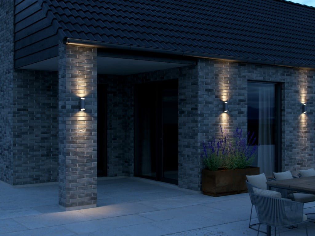 Lampa ścienna NICO Nordlux 2xGU10 35W Aluminium Antracyt oświetla elewację budynku.