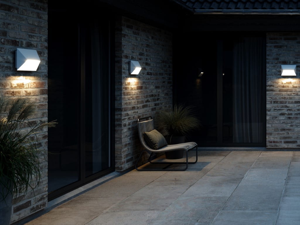 Lampa ścienna PONTIO Nordlux 2xGU10 25W Aluminium Biały zainstalowana na elewacji domu w nowoczesnym stylu.