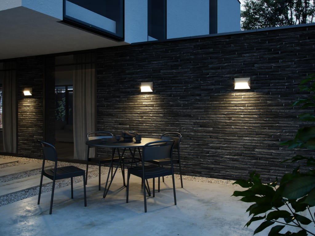 Lampa ścienna PONTIO Nordlux 2xGU10 25W Aluminium Beżowy zamontowana na elewacji nowoczesnego domu.