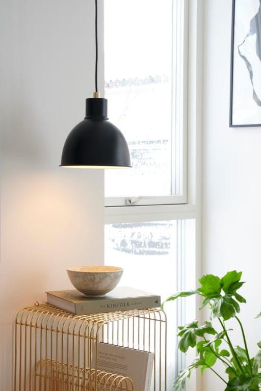 Lampa wisząca POP Nordlux czarny mat w nowoczesnym wnętrzu.