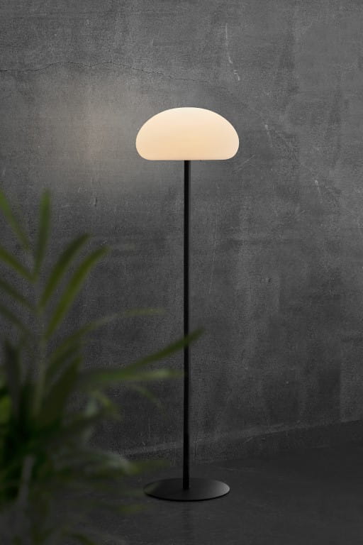 Lampa na baterie SPONGE Nordlux 1xLED Metal Biały na betonowym tle.