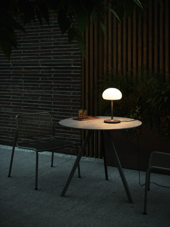 Lampa na baterie SPONGE Nordlux 1xLED na zewnątrz wieczorem.