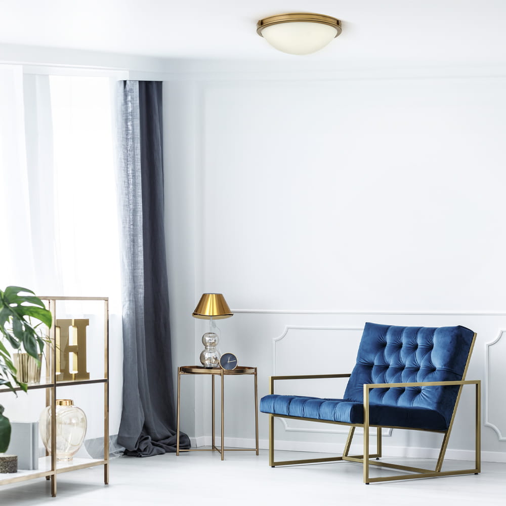Lampa sufitowa Plafon Collier Elstead Lighting 2x40W E27 Mosiądz Stal na białym suficie w nowoczesnym wnętrzu.